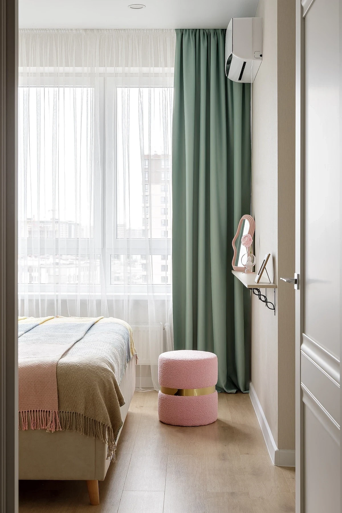 Актуальные цвета штор для спальни в 2026 году